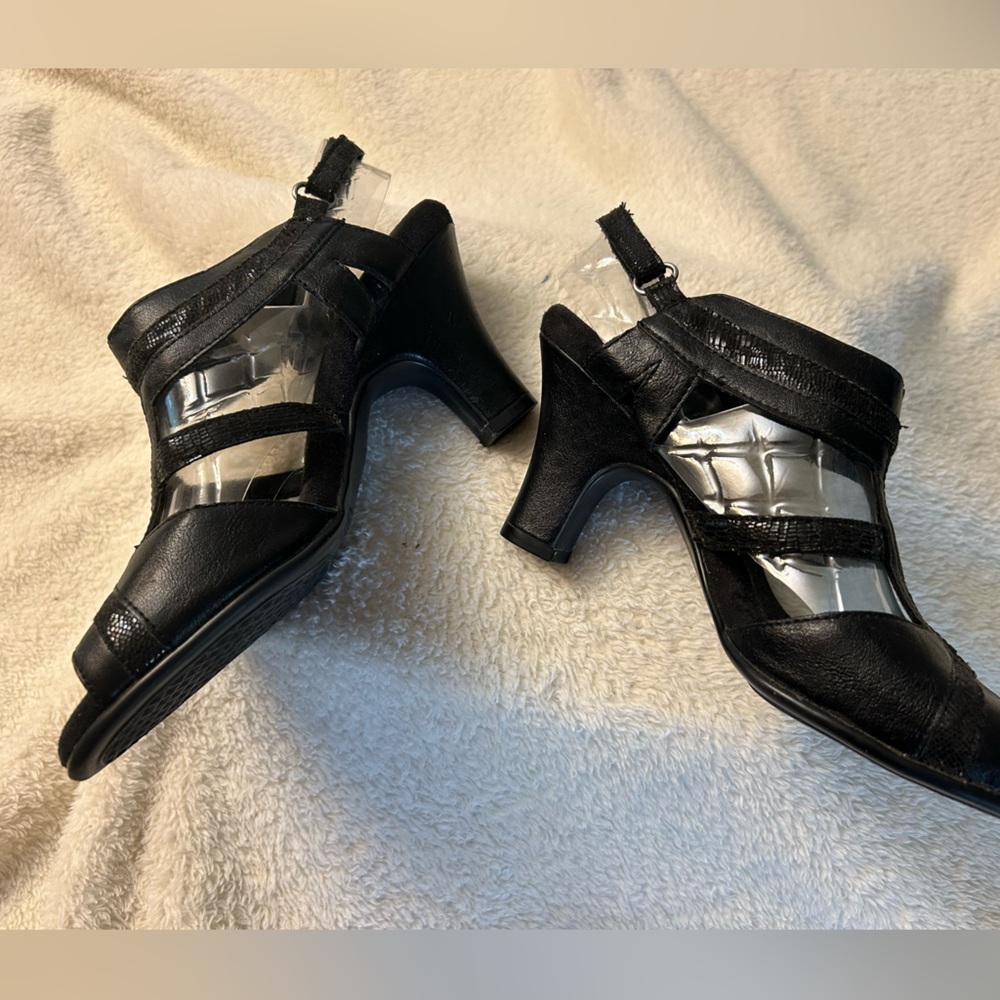 AEROSOLES Sandals Black Heel with Slingback Design - size 8